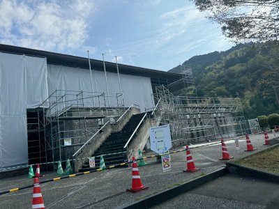 建物の壁を布で覆っている